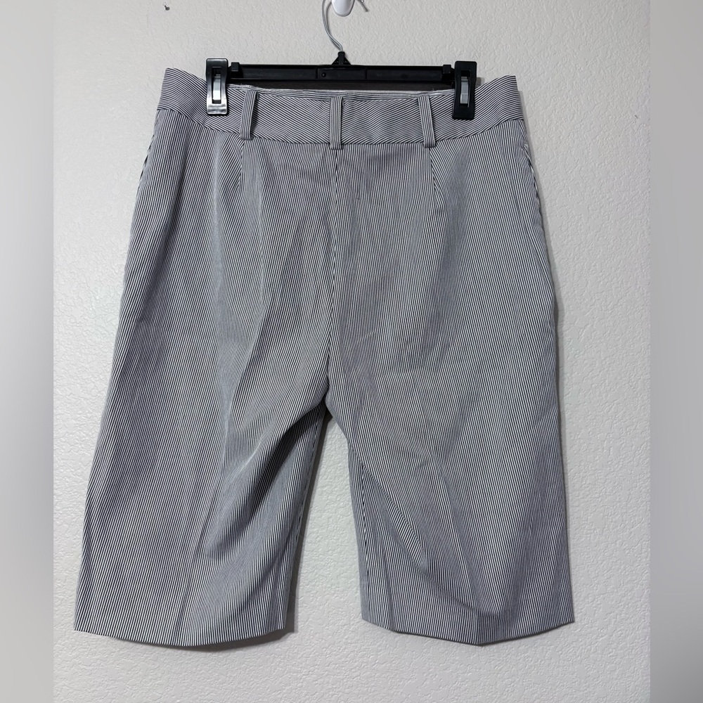 Woman’s Lauren Ralph Lauren Seersucker Blue White Pinstriped Flat Walking Shorts - Picture 2 of 10
